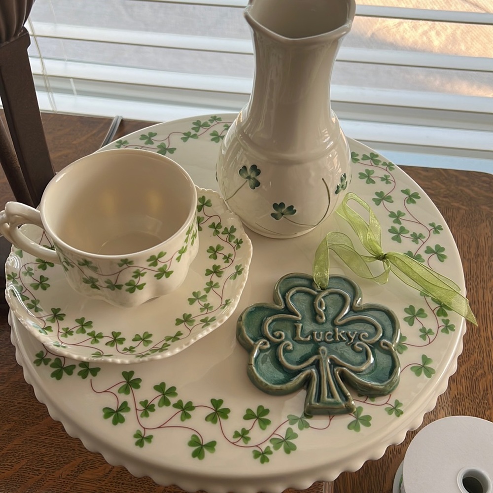 Irish ☘️ Entertaining! This 5 piece set includes: cake stand,vase,cup/saucer +!